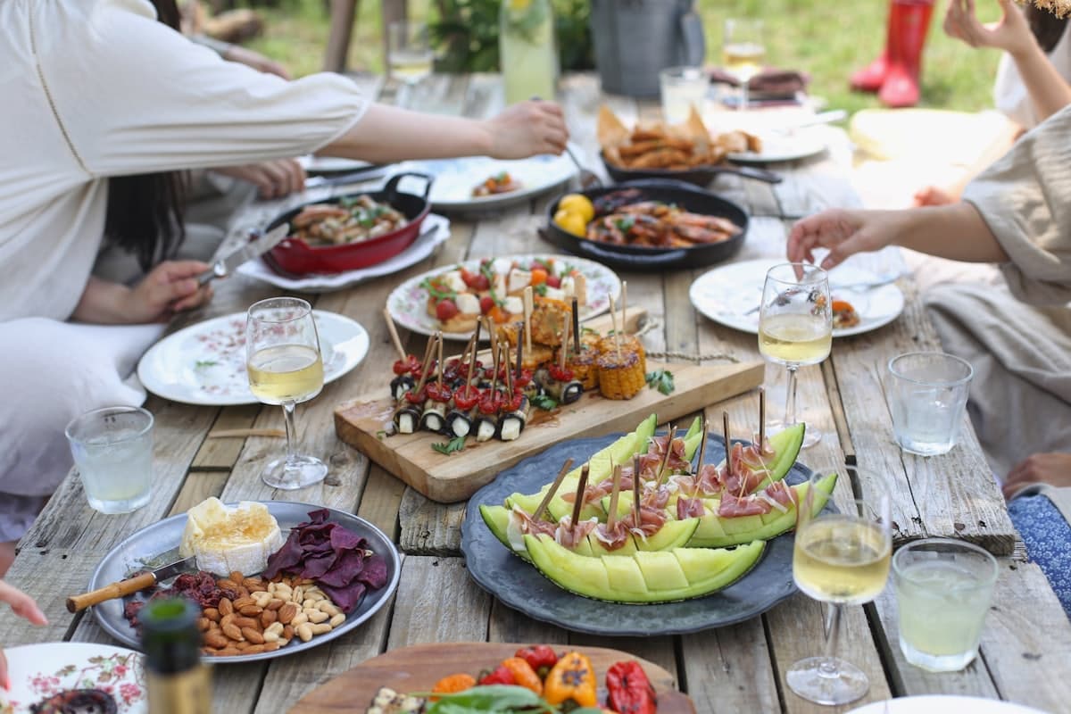 Catering para más de 100 invitados: qué esperar en Virginia